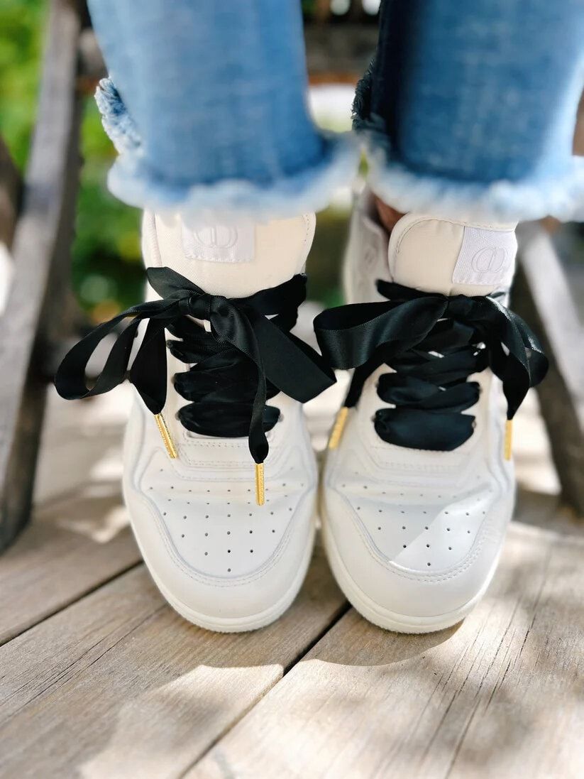 The Shoelace Brand - Black Silk - Svarta skoband i satin med guldtipp