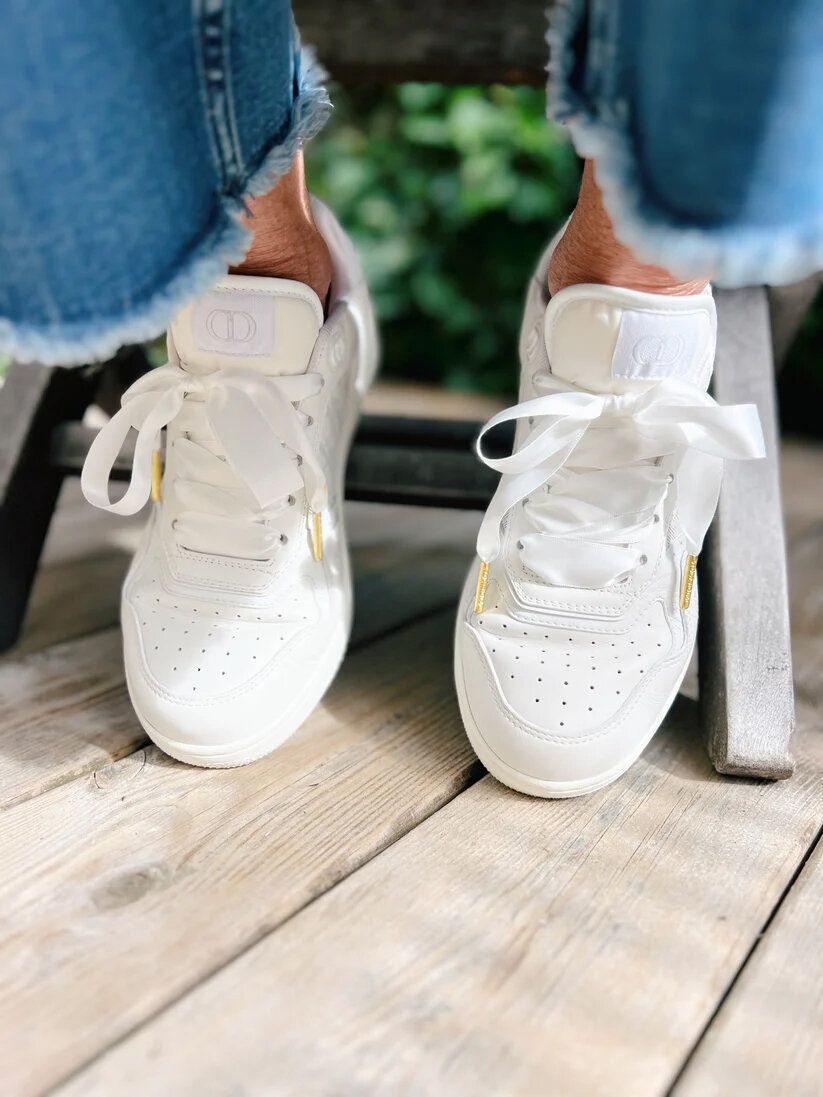 The Shoelace Brand - White Silk 120cm - Vita skoband i satin med guldtipp