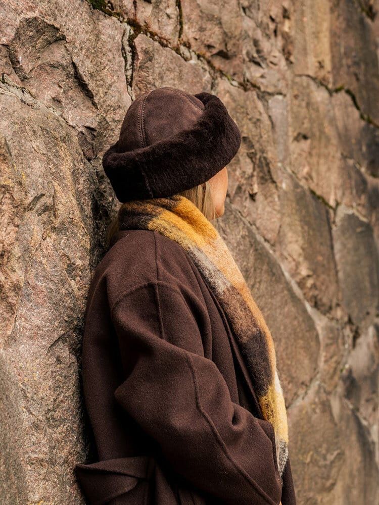 Shepherd - Harka - Mörkbrun fårskinnshatt med bred uppvikt kant