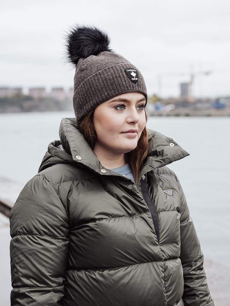 Canada Snow - Laurie - Mörkbrun mössa med tofs