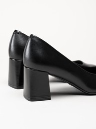 Tamaris - Svarta pumps i skinn