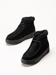Svarta ankelboots i mocka med snörning, mjuka skaft och tjocka sulor.