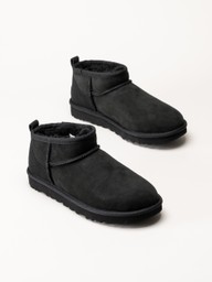 Svarta ankelboots i mocka med mjukt foder och tjocka gummisulor.