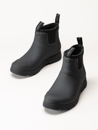 Ett par mörkgrå Chelsea boots med kraftiga sulor