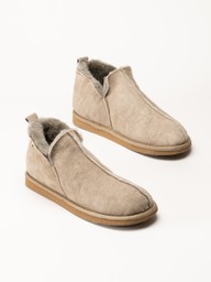 Beige ankelboots i mocka med grått fårskinn