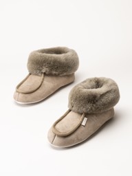 Beige mockatofflor med mjuka pälskanter och fårskinn