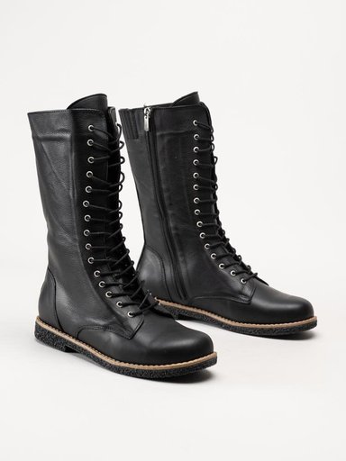 Charlotte of Sweden - Svarta höga kängor i skinn