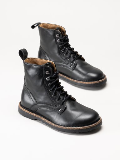 Ett par svarta ankelboots i läder med snörning