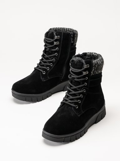 Svarta ankelboots i mocka med snörning, kraftiga sulor och grå stickade skaft