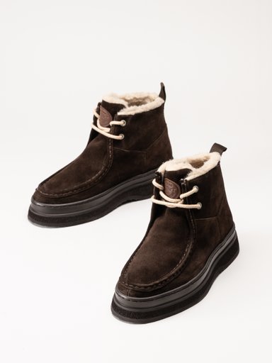 Mörkbruna ankelboots i mocka med fleecefoder och ljusa skosnören