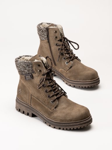 Taupefärgade ankelboots i mocka med snörning, fleecefoder och kraftiga sulor