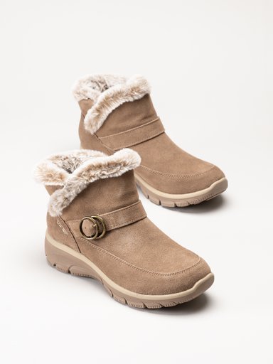 Taupefärgade ankelboots i mocka med fuskpälsfoder och spännen