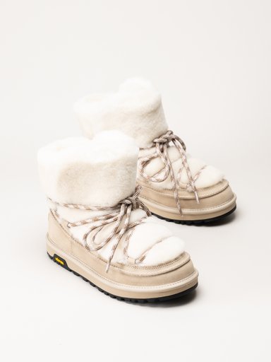 UGG - Classic Tread Fluffed - Vita fodrade boots