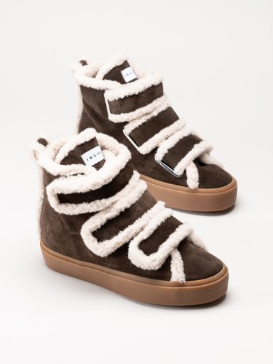Bruna ankelboots med fårskinnskant, remmar och spännen. Höga Inuikii sneakers
