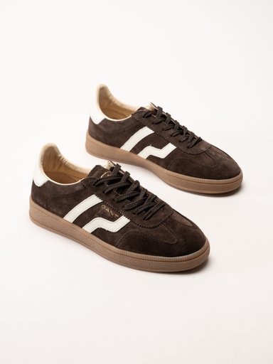 Gant Footwear - Cuzima Sneaker - Mörkbruna retro sneakers i mocka med skinndetaljer