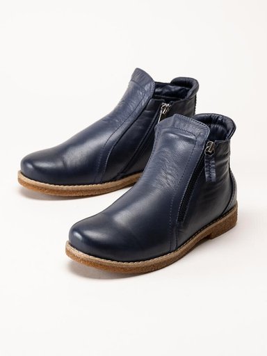 Charlotte of Sweden - Mörkblå boots i skinn