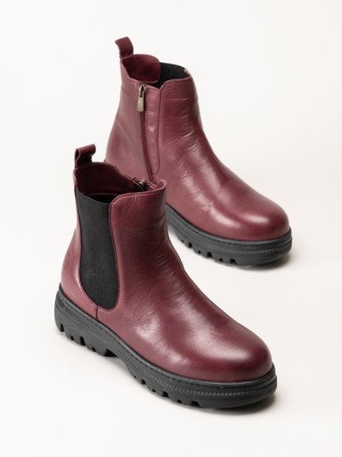 Charlotte of Sweden - Vinröda boots