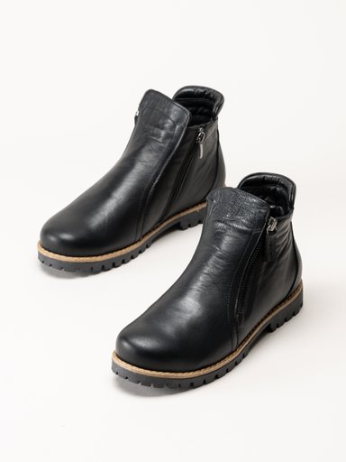 Charlotte of Sweden - Svarta boots