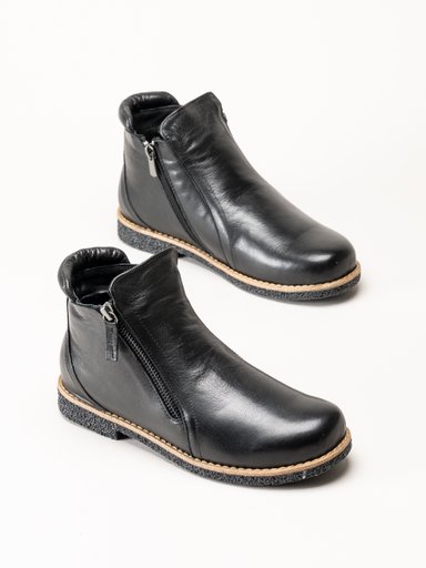 Charlotte of Sweden - Svarta boots i skinn