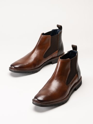 Ett par bruna Chelsea boots i läder