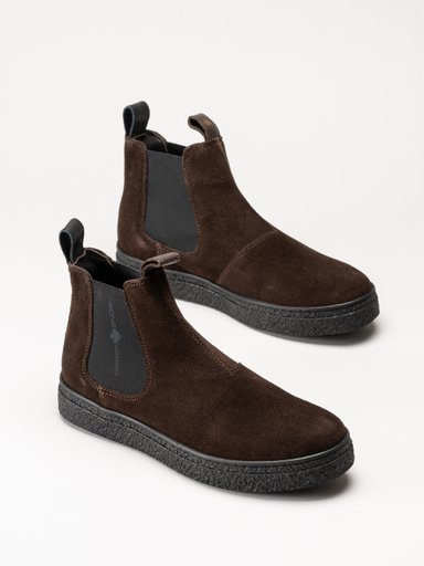 Mörkbruna Chelsea-boots i mocka med resårpaneler och kraftiga svarta sulor
