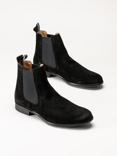 Ett par svarta Chelsea-ankelboots i mocka