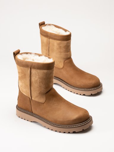 Beige mockastövlar med fluffigt foder och grovmönstrade sulor