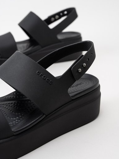 Crocs - Brooklyn Low Wedge - Svarta platåsandaler