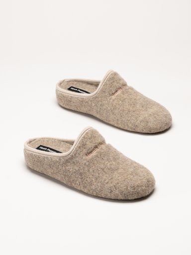 Ett par beige Hush Puppies-tofflor i filt