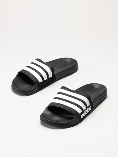 Svarta Adidas-tofflor med tre vita ränder