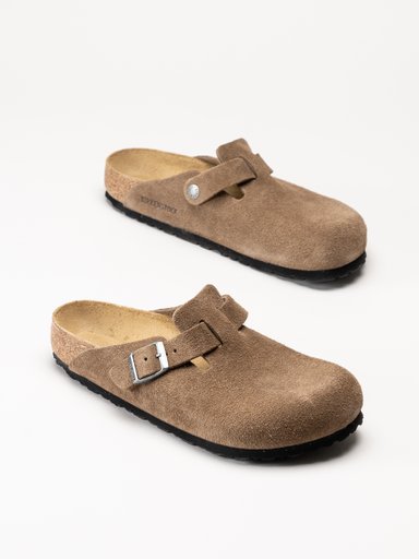 Ett par bruna Birkenstock-tofflor i mocka