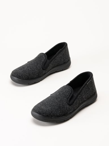 Ett par mörkgrå slip-on-skor i filt