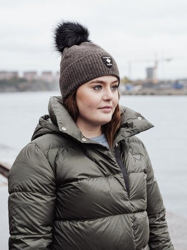 Canada Snow - Laurie - Mörkbrun mössa med tofs