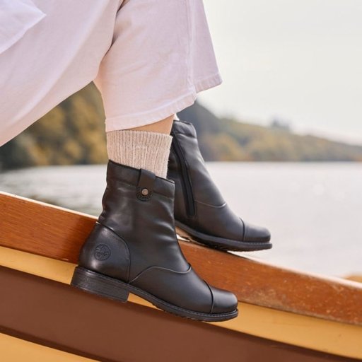 Svarta boots till dam från Rieker