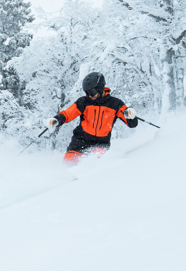 En kille som är ute i naturen och springer