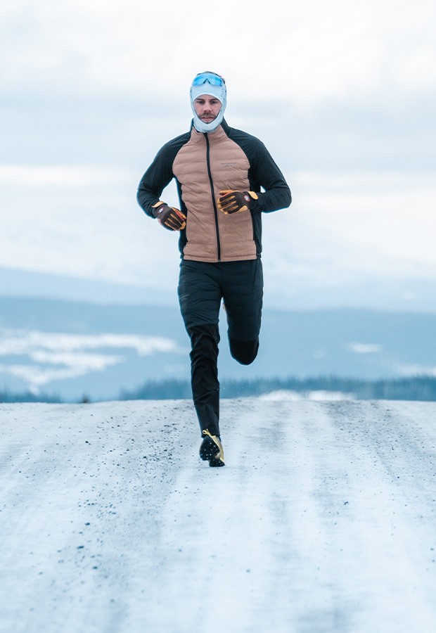 En kille som är ute i naturen och springer