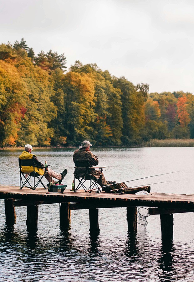 En kille som är ute i naturen och springer