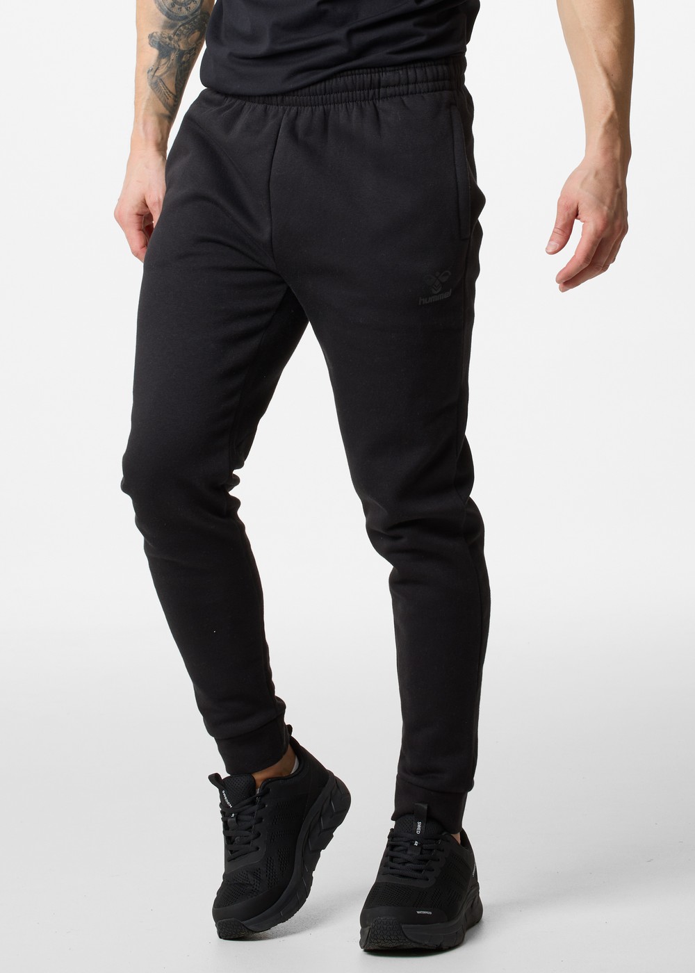 Hmlbee Classic Sweat Pants, Black, M, Sweatpants | Herr - Kläder - Byxor - Sweatpants | Padelspecialisterna