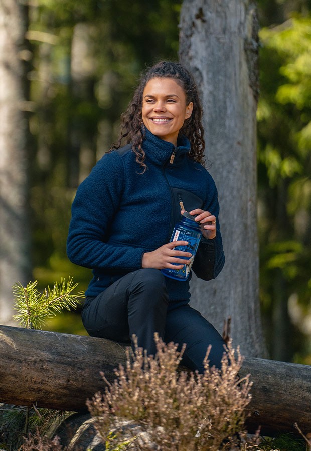 En kille som är ute i naturen och springer