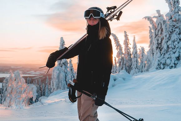 en jente i alpinskiklær fra Swedemount.