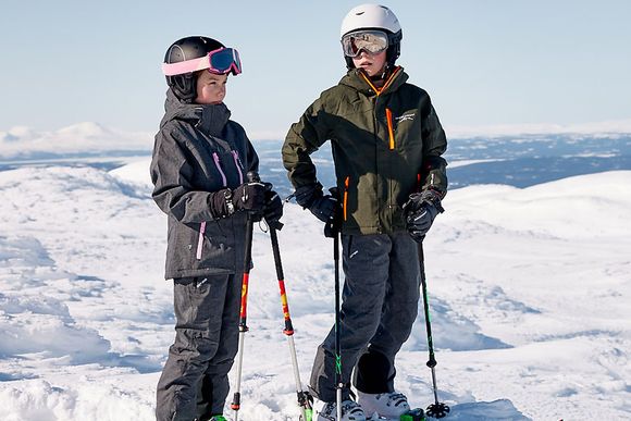 To barn med Swedemount alpinski klær