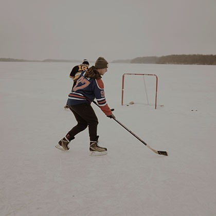 En kille som spelar hockey