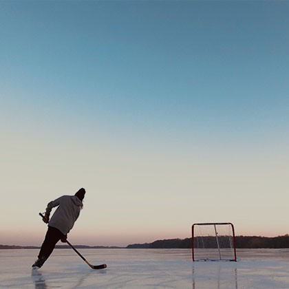 En kvinna som spelar hockey