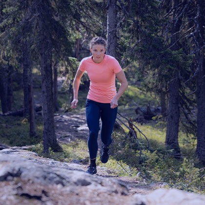 En kvinna som springer i naturen