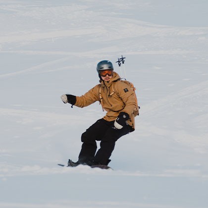 En kille som åker snowboard