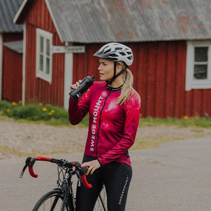 En kvinna som cyklar 