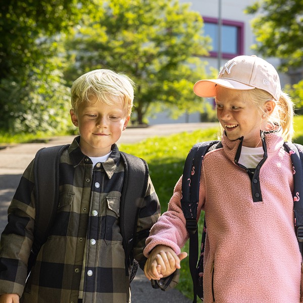 En kille som har på sig en grön regnjacka från Swedemount