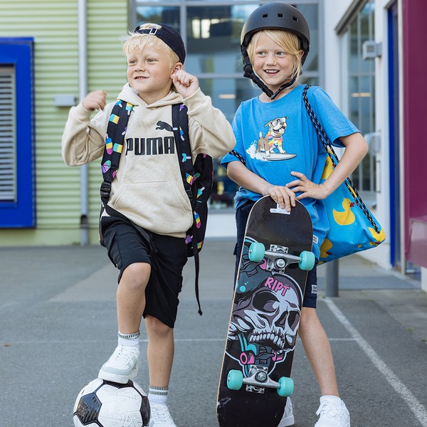 Två personer som sitter och fikar i en stuga