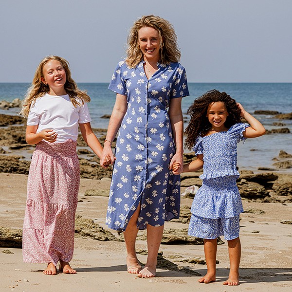 Äiti ja tyttäret rannalla Seaside mekot päällä