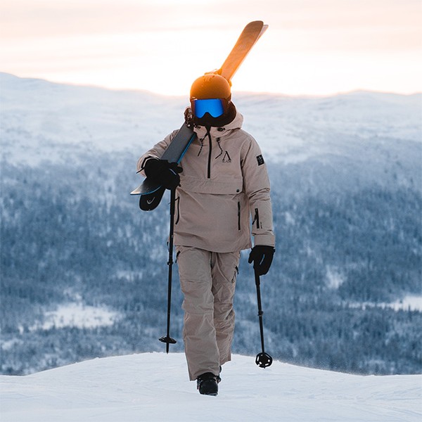 En kille som har på sig en grön regnjacka från Swedemount